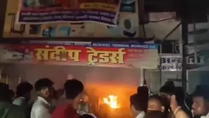 नौतनवा: सोनौली कस्बे में इलेक्ट्रॉनिक की दुकान में लगी आग, लाखों का सामान जलकर हुआ राख