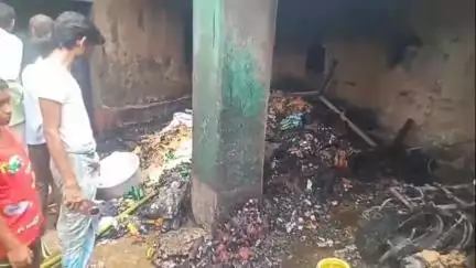 পুরুলিয়া ২: মফস্বল থানার বাঘড়া গ্রামে ভয়াবহ অগ্নিকাণ্ড, পুড়লো বাড়ি, দোকান ঘর, ৩টি বাইক, মহিলা সহ আগুনে জখম ৪ জন