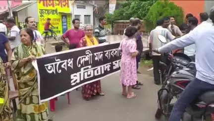 মেদিনীপুর: অবৈধ দেশি মদ বা চোলাই মদের কারবারের বিরুদ্ধে প্রতিবাদ জানিয়ে মেদিনীপুর শহরের মহতাবপুরে রাজ্য সড়ক অবরোধ বাসিন্দাদের