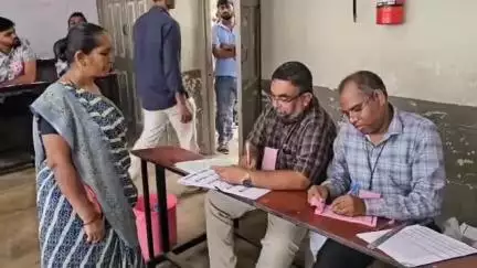 ભુજ: માધાપર પંચાયતમાં ત્રીપાખીયો જંગ,
ગ્રામ પંચાયતની ચૂંટણી લઈને ઉત્સાહનો માહોલ,મતદાન મથકો પર સવારથી લાંબી લાઈનો લાગી