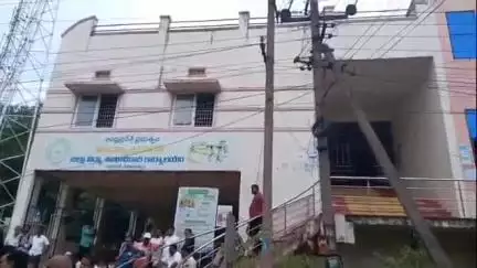 భీమిలి: విశాఖ జిల్లా డి ఈ ఓ కార్యాలయం ఎదుట
బైఠాయించిన ఉపాధ్యాయులు