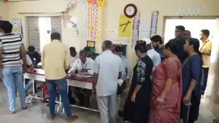 જામનગર શહેર: જિલ્લાના 426 મતદાન મથકો પર શાંતિપૂર્ણ માહોલમાં મતદાનનો પ્રારંભ, મતદારોમાં અનેરો ઉત્સાહ જોવા મળ્યો