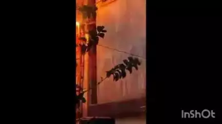 होशंगाबाद नगर: ग्वालटोली: आरा मशीन रोड पर तीन मंजिला मकान के ऊपर से गुजरी 11kv लाइन में आग, तार टूटकर सड़क पर गिरा
