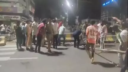 देवास नगर: लाल गेट के पास लगे बेरिकेड्स पार्षदों ने हटाए, पुलिस ने फिर लगवाए