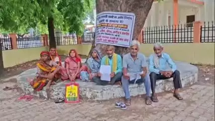 मैनपुरी: बिछवा में सरकारी नाली पर दबंगों के द्वारा हो कब्जे को लेकर ग्रामीणों तिकोनिया पार्क में धरने पर बैठे #Jansamasya