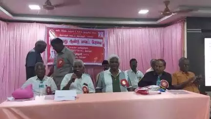 திருப்பத்தூர்: பழைய பென்ஷன் திட்டத்தை மீண்டும் கொண்டுவர வேண்டுமென ரயில்வே ஸ்டேஷன் ரோடு பகுதியில் நடைபெற்ற பேரவை கூட்டத்தில் தீர்மானம்.