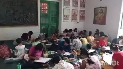 চুঁচুড়া-মগরা: ভারত মাতা সেবা সমিতির পক্ষ থেকে চুঁচুড়ার বন্দেমাতারাম ভবনে বসে আঁকো প্রতিযোগিতার আয়োজন করা হয়েছিল