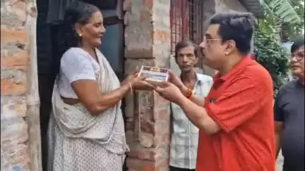 ব্যারাকপুর ২: দীঘা জগন্নাথ মন্দিরের প্রসাদ বিতরণ শুরু হলো ব্যারাকপুর পৌর এলাকায়,
 উপস্থিত পৌর প্রধান