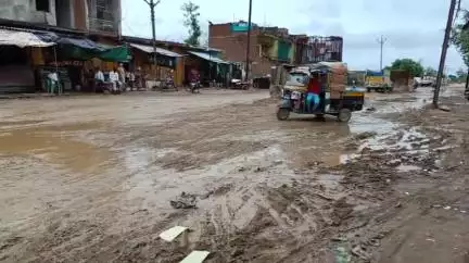 निवाड़ी: निवाड़ी रेलवे स्टेशन की क्रॉसिंग पर ओवरब्रिज निर्माण कार्य के चलते सड़क कीचड़ में हुई तब्दील #jansamasya