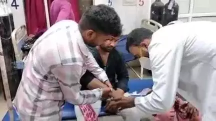 हाथरस: कस्बा सहपऊ में घर के बाहर एक युवक को सांप ने काटा, हालत बिगड़ने पर परिजन एम्बुलेंस से लेकर आए अस्पताल