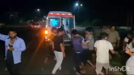 सिकंदराराऊ: मंडी समिति के निकट कार ने बाइक सवारों को मारी टक्कर, दो लोग हुए घायल