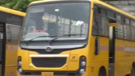 रायगढ़: स्कूल बसों की फिटनेस जांच के लिए मिनी स्टेडियम में शिविर, परिवहन विभाग ने सुरक्षा जांच अभियान चलाया