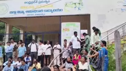 విశాఖపట్నం: విశాఖ డీఈఓ కార్యాలయం ఎదుట ఎంటిఎస్ ఉద్యోగులు నిరసన