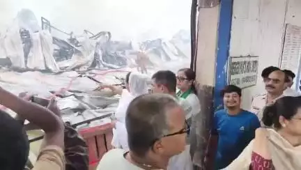 বারাসাত ১: বারাসাত বামনমুড়োয় অগ্নিকাণ্ডের ঘটনাস্থল পরিদর্শনে বিধায়িকা রহিমা মণ্ডল