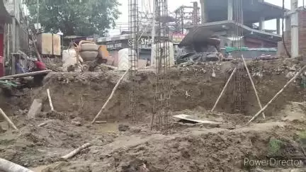 हमीरपुर: हमीरपुर बस अड्डा के सामने नई मार्केट के मुहाने पर दुकान बनाने का कार्य शुरू, शिलान्यास पट्टिका का ढांचा तैयार