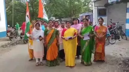 নাকাশিপাড়া: তোমার ঠিকানা উন্নয়নের নিশানা  মহিলাদের উন্নয়নের প্রচার নিয়ে বাড়ি বাড়ি গেলেন জেলা পরিষদের সদস্যা ধর্মদায়