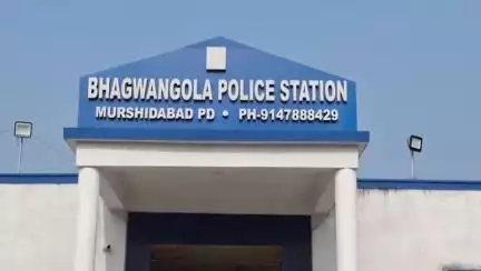 ভগবানগোলা ১: ভগবানগোলায় রাতের অন্ধকারে নাবালিকার বিয়ে রুখল পুলিশ