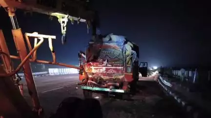 हसनगंज: उन्नाव थाना हसनगंज क्षेत्र के लखनऊ आगरा एक्सप्रेसवे पर हादसे में डीसीएम चालक की हुई दर्दनाक मौत