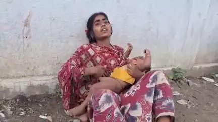 ভগবানগোলা ১: স্বামীর অত্যাচারে অসুস্থ গৃহবধূ, ভগবানগোলা থানার সামনে কান্নায় ভেঙে পড়লেন