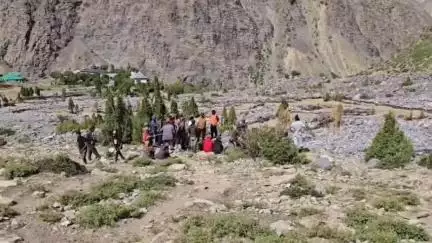 मोरंग: किन्नौर के चारंग रांगरिक समीप खड्ड का बहाव बदलने के लिए NDRF और ITBP की टीम कर रही काम, पानी का बहाव नहीं हुआ कम