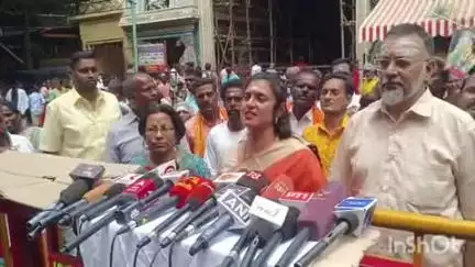 மதுரை தெற்கு: "விஜய் சரியான பாதையில் பயணித்து வருகிறார் - வெற்றி என்பது கட்சியின் பெயரில் உள்ளது" -நடிகை கஸ்தூரி பேட்டி