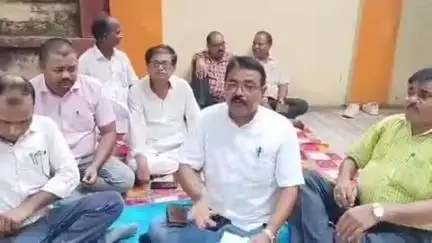 जगदीशपुर: पेंशन भुगतान में अनियमितता और भ्रष्टाचार के आरोप में सिंडिकेट सदस्य कुलपति आवास पर धरने पर बैठे