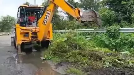 কাঁকসা: যুদ্ধকালীন তৎপরতায় পানাগড় স্টেশন সংলগ্ন রাস্তায় জেসিবি দিয়ে চলছে সাফাই ও নিকাশিনালা সাফাইয়ের কাজ #jansamasya
