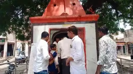 औंढा नागनाथ: सोनारगल्लीतील १५० वर्ष पूर्वीच्या हनुमान मूर्तीचा लेप अचानक निघून पडला;चमत्कार पाहण्यास व दर्शनास भाविकांची गर्दी