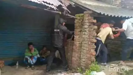 জগৎবল্লভপুর: জগৎবল্লভপুরের মুন্সিরহাট বাজারে গাঁজার থেকে পুলিশের হানা পাকড়াও ৩