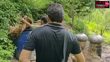 कुल्लू के चचोगी गांव के जंगल में छापेमारी, 2600 लीटर अवैध लाहन नष्ट, चार भट्टियां की गईं ध्वस्त