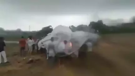 मध्य प्रदेश: दतिया के मुरया गांव में बारिश के बीच तिरपाल के नीचे हुआ अंतिम संस्कार, खुली व्यवस्था की पोल