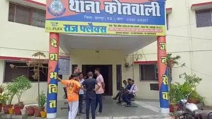 छतरपुर नगर: पुराने इलाहाबाद बैंक के पास तीन लोगों ने किया पथराव, दो घायल, सिटी कोतवाली थाने में शिकायत दर्ज