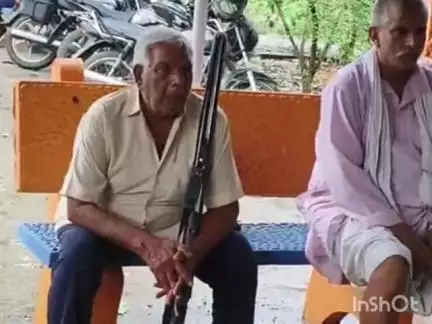 सिमरी: सिमरी थाना परिसर में अंचलाधिकारी और थानाध्यक्ष की मौजूदगी में शस्त्र सत्यापन किया गया, यह अभियान 27 तक चलेगा