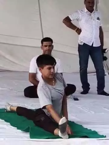 अनूपगढ़: अनूपगढ़ के पब्लिक पार्क में 14 वर्षीय नीतू भादू ने दिया योग प्रशिक्षण