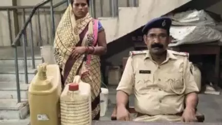 बोध गया: बोधगया: मगध विश्वविद्यालय थाना पुलिस ने 10 लीटर देशी महुआ शराब के साथ एक महिला को किया गिरफ्तार, भेजा जेल