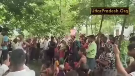 रायबरेली के लालगंज थाना क्षेत्र के मलपुरा गांव स्थित प्राथमिक विद्यालय परिसर में छात्र अंकित लोधी का शव पेड़ से लटका मिल