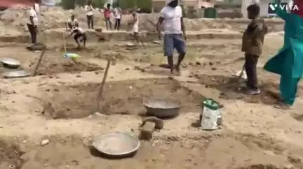 जींद: देवरड़ गांव में तालाब खुदाई में मिली मानव हड्डियां, पुराने मटके व लाखोरी ईंटें, प्रशासन से जांच की मांग