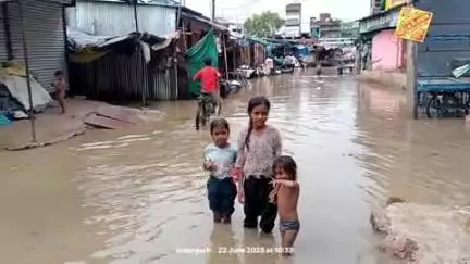इंदरगढ़: इंदरगढ़ में बारिश से मकान व दुकानों में भरा पानी, सड़कें बनीं तालाब, नगर परिषद के विकास कार्यों की खुली पोल