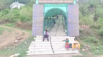 नालागढ़: पीर बाबा की दरगाह पर भव्य बरसी समारोह, हजारों श्रद्धालुओं ने नवाया शीश और मन्नतें पूरी करने वाली तकिया साई शरीफ