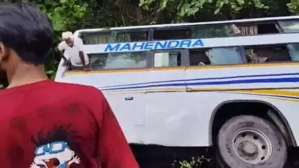 कोंडागांव: कोंडागांव के जोबा भूमका नाले के पास हुए सड़क हादसे का वीडियो आया सामने, यात्री बस पलटने से मची अफरा-तफरी