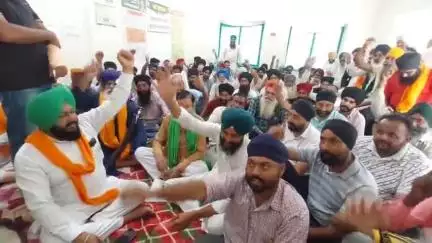 पूरनपुर: मंडी समिति में किसानों की समस्याओं को लेकर भाकियू ने की पंचायत, राइस मिलर्स साठा धान की खरीद नहीं कर रहे, किसान परेशान