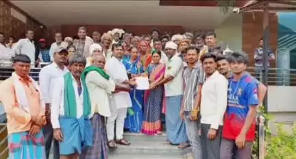 ಲಕ್ಷ್ಮೇಶ್ವರ: ಪಟ್ಟಣದಲ್ಲಿ ಶಾಸಕ ಡಾ. ಚಂದ್ರು ಲಮಾಣಿ ಅವರಿಂದ ಸಾರ್ವಜನಿಕರ ಅಹವಾಲು ಸ್ವೀಕಾರ