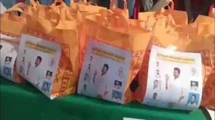 காட்பாடி: பொன்னை பேருந்து நிலையம் அருகே ஏழை எளிய 100 மாணவ மாணவிகளுக்கு பாட புத்தகங்களை வழங்கிய தமிழக வெற்றிக் கழகத்தினர்