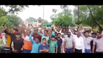 लाडपुरा: कोटा के जाखोड़ा में मंदिर तोड़ने के विरोध में माली समाज ने जिला कलेक्ट्री पर किया प्रदर्शन, विधायक को सौंपा ज्ञापन