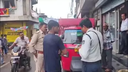 सागर नगर: मोतीनगर-बड़ा बाजार-कोतवाली मार्ग पर यातायात पुलिस ने नियमों का उल्लंघन करने पर वाहन चालकों के काटे चालान