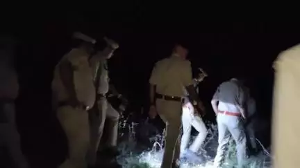 संडीला: बेनीगंज क्षेत्र अंतर्गत ग्राम छोटी ढकिया के निकट बेला बाबा पुल के पास बाग में मिला 25 वर्षीय अज्ञात महिला का शव