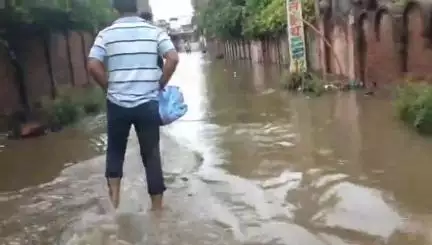 दतिया नगर: ठंडी सड़क अमन कॉलोनी में भरा बारिश का पानी, लोग बोले- नाले पर अवैध कब्जा होने से पानी की नहीं हो रही निकासी #jansamasya