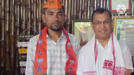সৰুপথাৰ: সৰুপথাৰত বিধায়ক বিশ্বজিৎ ফুকনৰ উপস্থিতিত জিলা কংগ্ৰেছৰ সামাজিক মাধ্যম কোষৰ প্ৰাক্তন সম্পাদকৰ বিজেপিত যোগদান