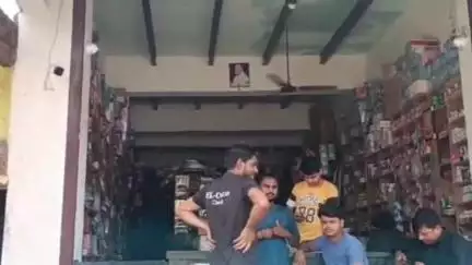 फतेहाबाद: फतेहाबाद के बाह रोड पर दुकान पर बैठे दो युवकों को दबंगों ने मारपीट कर मैक्स गाड़ी सहित उठा लिया, सीसीटीवी में कैद