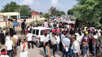 पोरसा: जवान को सम्मान न मिलने पर गुस्साए परिजनों ने तहसील पचपेड़ा चौराहे पर किया चक्का जाम, ड्यूटी के दौरान हुई थी मौत